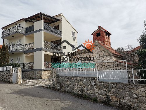 Dvoupatrová podsklepená vila u moře