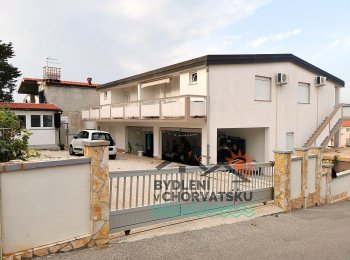 Dům se šesti apartmány a letní kuchyní u moře