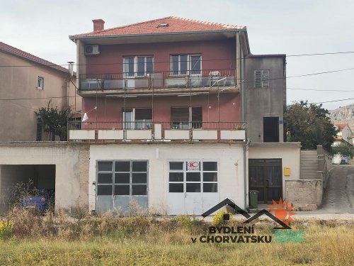 Dům s garážemi u moře v Trogiru