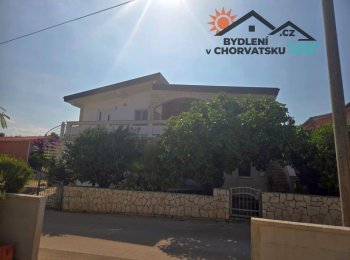 Dům se třemi apartmány, garáží a velkým pozemkem