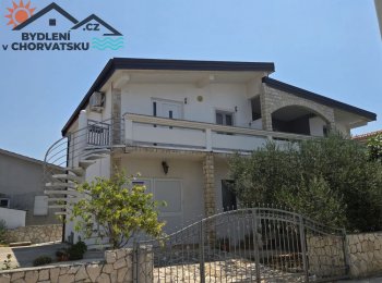 Dům se třemi apartmány, garáží a velkým pozemkem