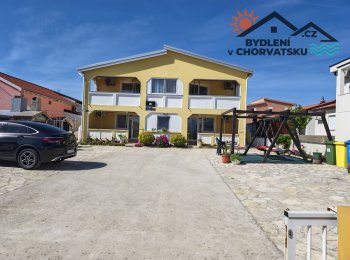 Dům s pěti apartmány a velkým dvorem